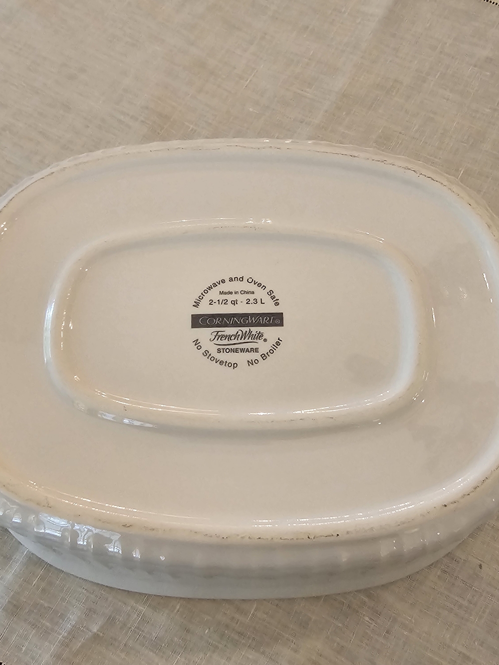 CorningWare French White 2.5 Quart Covered Casserole Oval - Picture 6 of 8